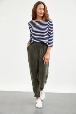 Halle Tee - Navy And Ivory -NovaWear Shop 0049 Winter Francoise Navy Ivory Stripe 0385 web 24b6c3f6 9647 4c42 9a1c defc4d37383e