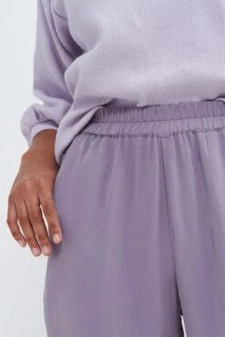 Henri Cupro Joggers - Lilac 9 Henri Cupro Joggers - Lilac -NovaWear Shop 0074 Henri Cupro Lilac 0872 Web 6078bbd8 8d6a 4952 81f3 d25189f3adf5