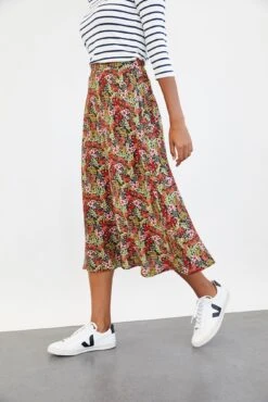 Poppy Skirt - Meadow Floral -NovaWear Shop 0084 Poppy Meadow 1457 web f8aa1c07 8e58 497f 8298 b7043ee8b8b5