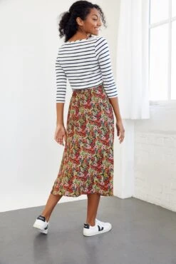 Poppy Skirt - Meadow Floral -NovaWear Shop 0084 Poppy Meadow 1479 web 8e5e152b f0a9 44f5 959b 0e8278ab6845