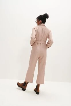 Oceane Femme Fête Jumpsuit - Rose -NovaWear Shop 0092 Oceane Rose 6691 web c44323e2 9b8f 4dcb ba96 16be9eb79bf0