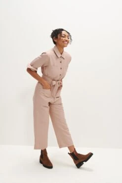 Oceane Femme Fête Jumpsuit - Rose -NovaWear Shop 0092 Oceane Rose 6723 web 6d3b20c3 1d90 4326 bb9f 24e7419a79c6