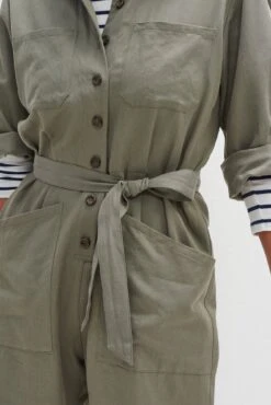 Oceane Femme Fête Jumpsuit - Vetiver 11 Oceane Femme Fête Jumpsuit - Vetiver -NovaWear Shop 0092 Oceane Vetiver 1099 web 4146746d 437b 4ba2 96eb 9817dc8e96ce