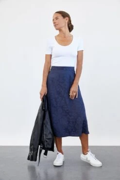 Poppy Skirt - Beryl Navy -NovaWear Shop 0147 Poppy Jaquard Beryl 1870 web b33d942b d9a2 4acf af65 e7e47c724014