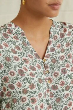 Mai Ecovero Blouse - Lago White -NovaWear Shop 0188MaiLagoWhite 2976 web 2dea58a3 65bb 42d6 8e91 b9e0c24d3e8f