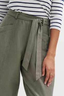 Milo Femme Fête Pant - Vetiver 7 Milo Femme Fête Pant - Vetiver -NovaWear Shop 0285 Milo Vetiver 6874 Web 6257b187 3d4e 4e12 9fd6 eb61480f50c1