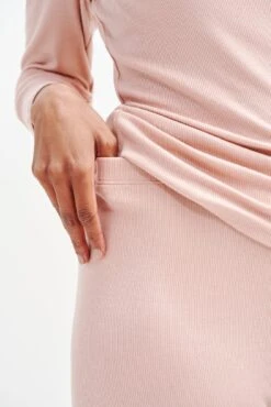 Magda Cropped Dream Rib Leggings - Rose 7 Magda Cropped Dream Rib Leggings - Rose -NovaWear Shop 0333 Cropped Magda Dream Rib Rose 0362 web 0647c46c 954e 4c5b 9eee 09a8820baccb