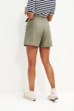 Milo Femme Fête Short - Vetiver 6 Milo Femme Fête Short - Vetiver -NovaWear Shop 0341 Milo Short Vetiver 0535 web cfd2bbd8 fed9 4268 892c b5d62591ae9c