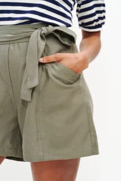 Milo Femme Fête Short - Vetiver 7 Milo Femme Fête Short - Vetiver -NovaWear Shop 0341 Milo Short Vetiver 0545 web 892e96c0 84be 44ce b291 1465843bd02a