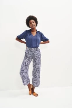 Zuri Cupro Blouse - Ocean -NovaWear Shop 0396 Zuri Ocean 0109 web 2daaf5dd 48cf 47b5 a48d c2fcb8c0251a