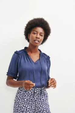 Zuri Cupro Blouse - Ocean -NovaWear Shop 0396 Zuri Ocean 0128 web 15ef88a1 66ab 4402 af1d a023b4eeb070