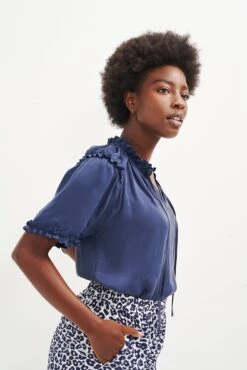 Zuri Cupro Blouse - Ocean -NovaWear Shop 0396 Zuri Ocean 0150 web 3ab9bc19 5348 4096 975b 1377821e76c9