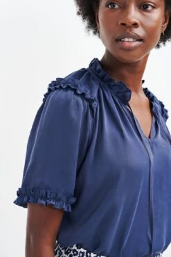 Zuri Cupro Blouse - Ocean -NovaWear Shop 0396 Zuri Ocean 0163 web d6e824b9 258f 4a21 9dd0 cc740e55c564