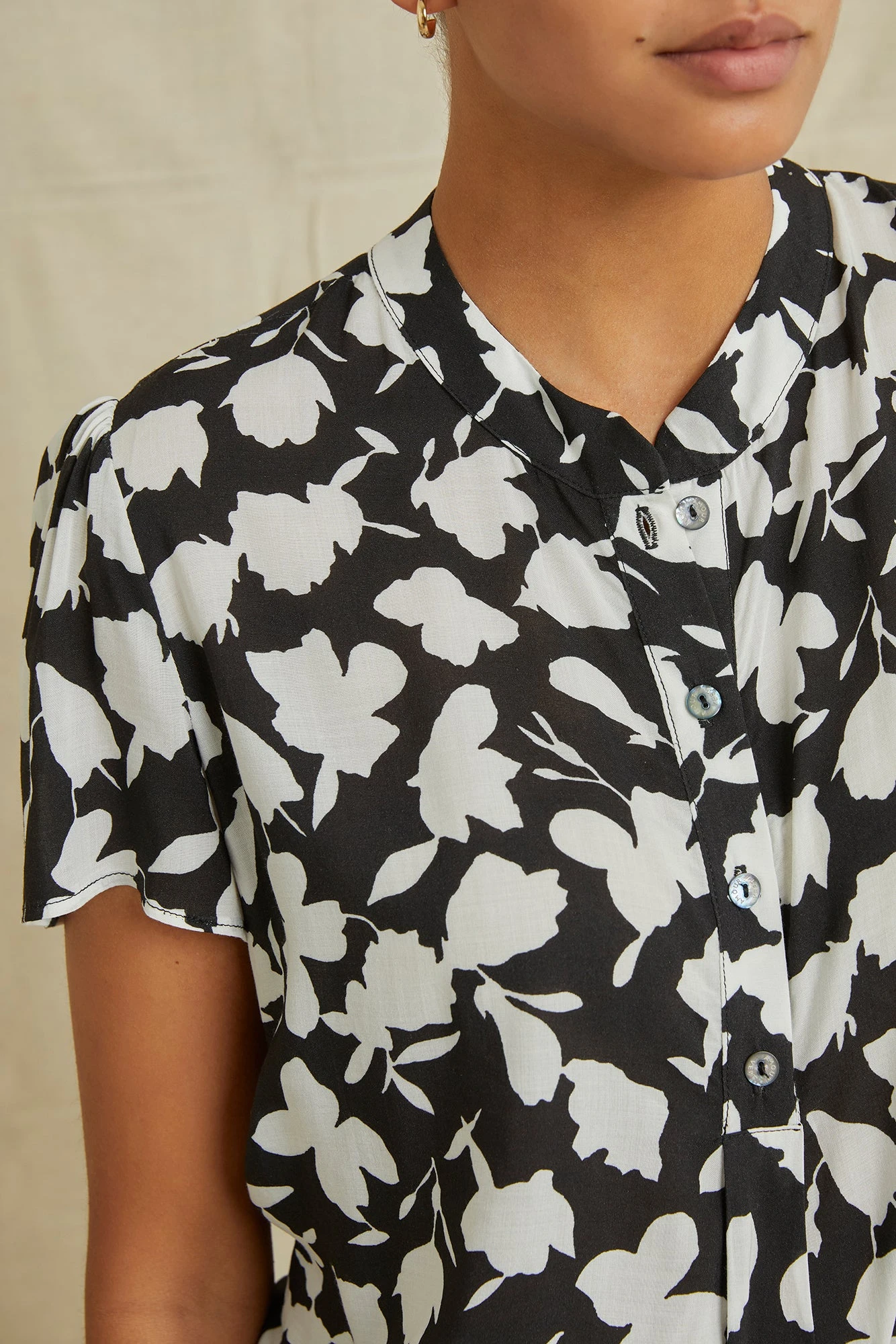 Elodie Ecovero Blouse - Vista Floral 4 Elodie Ecovero Blouse - Vista Floral - Image 4