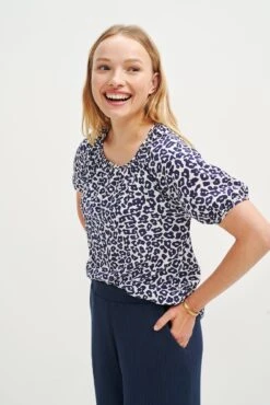 Lotta Washable Silk Blouse - Navy Sauvage -NovaWear Shop 0563 Lotta Silk Sauvage Print 1366 web 5e4d82d9 b2a1 419e b777 3f8f4e9ef16b