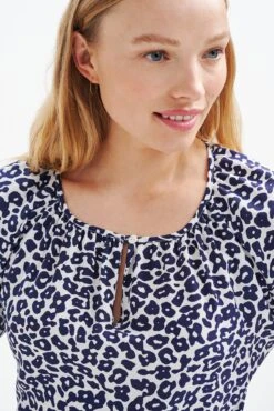 Lotta Washable Silk Blouse - Navy Sauvage -NovaWear Shop 0563 Lotta Silk Sauvage Print 1388 web caaad39f 1b4f 4e72 8237 91832ae07dcd