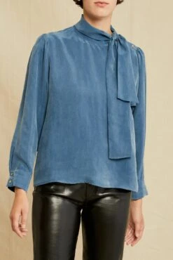 Olivet Cottonseed Cupro Blouse - Azure 7 Olivet Cottonseed Cupro Blouse - Azure -NovaWear Shop 0710 Olivet Cottonseed Cupro Azure 1303 web a0951109 36b9 4eed 91bd 7f650886d334