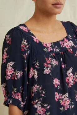 Edith Viscose Blouse - Whitby Floral 7 Edith Viscose Blouse - Whitby Floral -NovaWear Shop 0771EdithWhitby 1957 web f6ad844c bd9d 4e84 84b6 80416a4eba14