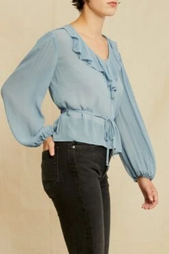 Yvonne Cupro Blouse -NovaWear Shop 0805 Yvonne Pool 2865 web